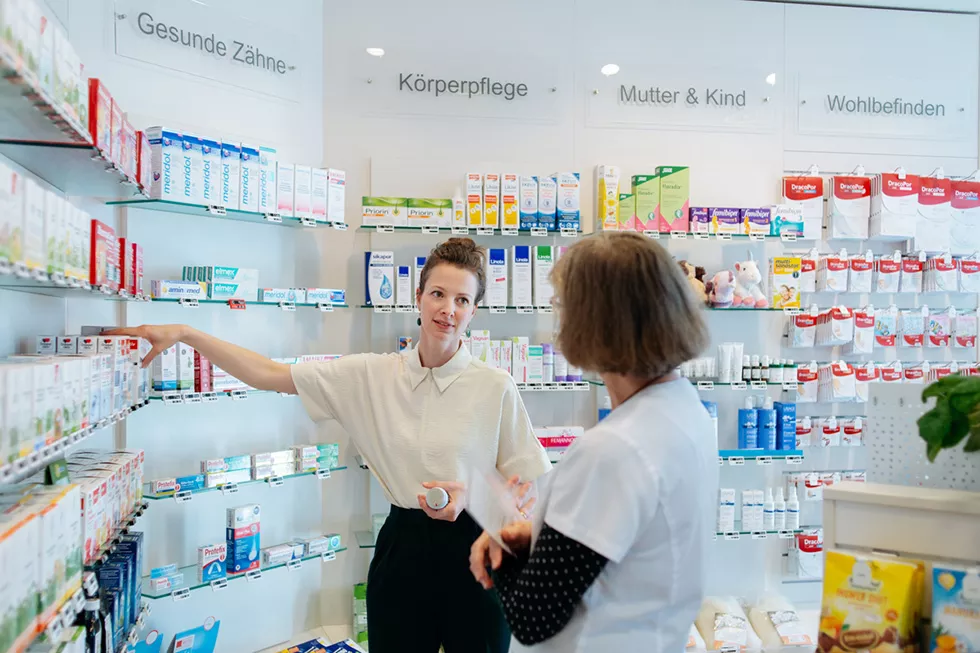 Inhaberin Maria Hinz mit Ihrer Mitarbeiterin auf der Verkaufsfläche