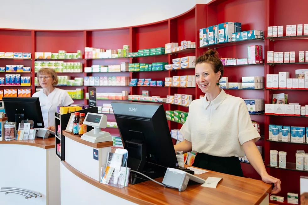 Inhaberin Maria Hinz mit Ihrer Mitarbeiterin an der Ladentheke